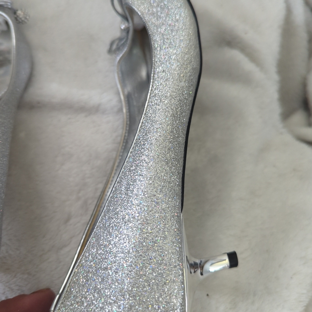 Woman's Nina Evita pump silver wedding  point toes size 7.5 Small ding - Picture 5 of 7